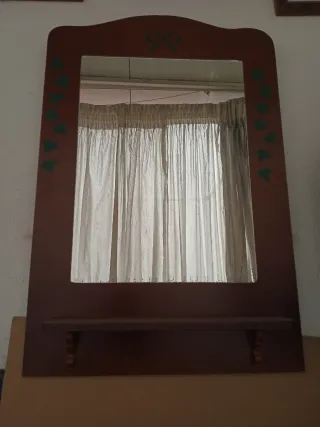 Espejo y marco vintage decorado en detalles verdes