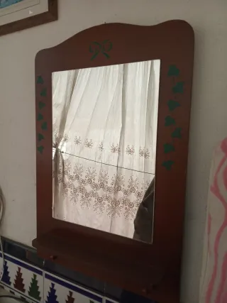 Espejo y marco vintage decorado en detalles verdes