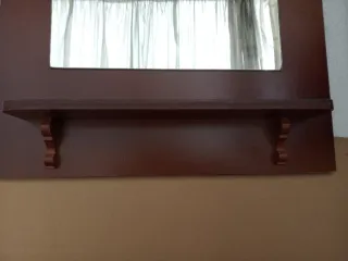 Espejo y marco vintage decorado en detalles verdes