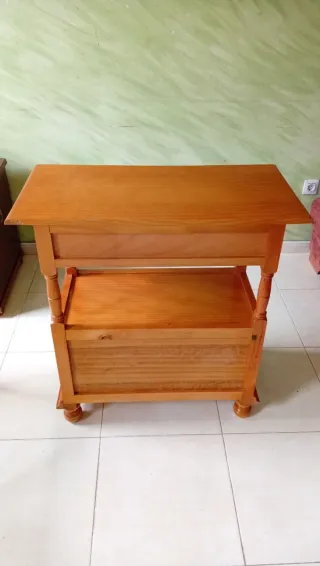 Mueble de madera con cajón y puertas