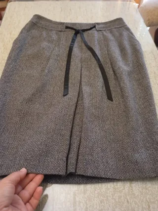 Falda midi gris y negra