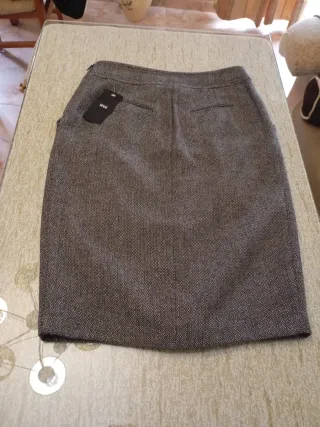 Falda midi gris y negra