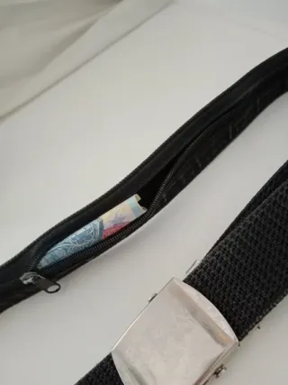 Cinturón con Compartimento Oculto.