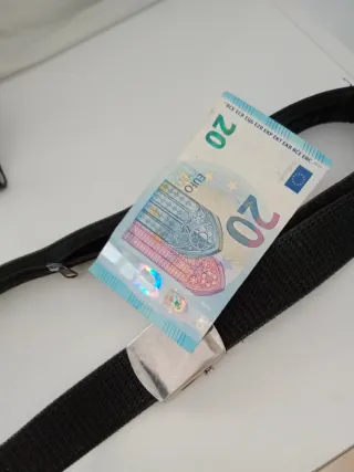 Cinturón con Compartimento Oculto.