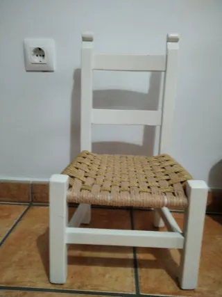 Silla infantil blanca asiento tejido