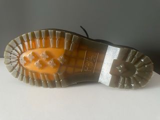 Bota Dr. Martens media caña negra.