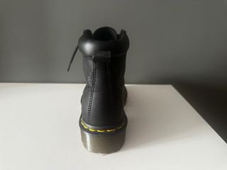 Bota Dr. Martens media caña negra.