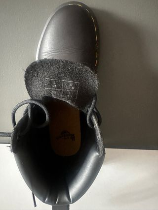 Bota Dr. Martens media caña negra.