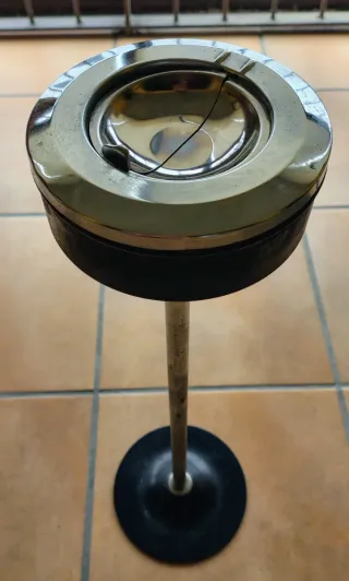 Elegante Cenicero Pie Acero y Hierro forjado.