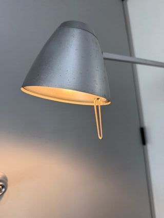 Lámpara de pie articulada metálica