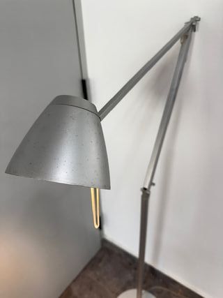 Lámpara de pie articulada metálica