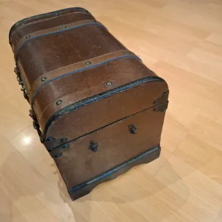 Baúl de cuero marrón y metal