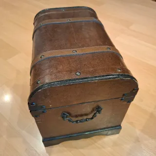 Baúl de cuero marrón y metal