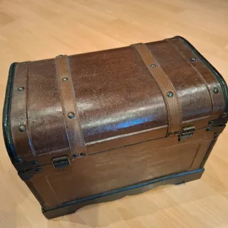 Baúl de cuero marrón y metal