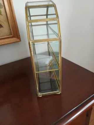 Vitrina de cristal dorada
