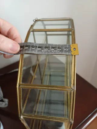 Vitrina de cristal dorada