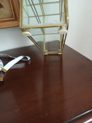 Vitrina de cristal dorada