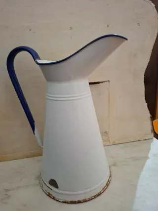 Brocca vintage metallo laccata bianca