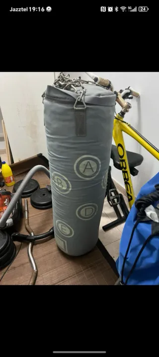 Saco de boxeo gris con cadena