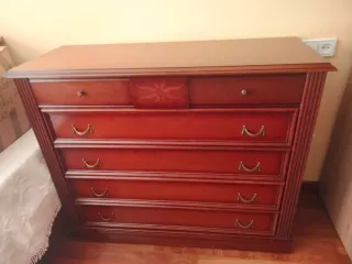 Cómoda de madera con cajones