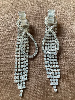 Pendientes largos de strass plateados