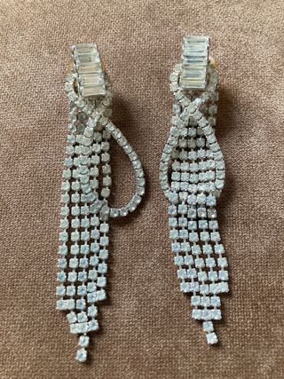 Pendientes largos de strass plateados
