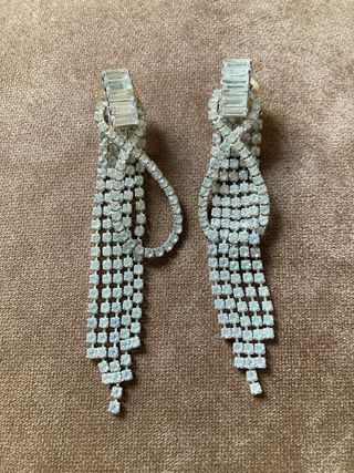 Pendientes largos de strass plateados