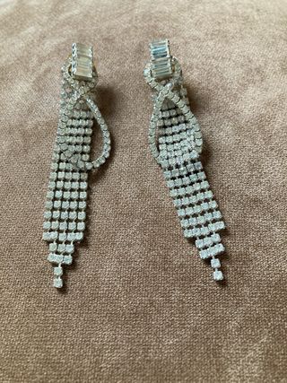 Pendientes largos de strass plateados
