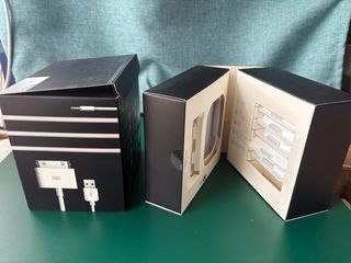 CAJA - SOLO LA CAJA- y 5 BASES DE ADAPTACION IPODs