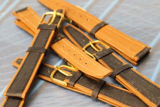 15. Correa de cuero bicolor, negro y marrón. 16 mm. Años 70, stock de relojería.