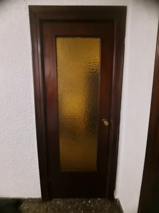 Puertas de madera oscura antigua