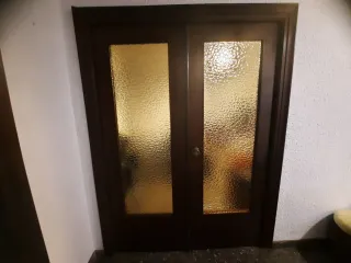 Puertas de madera oscura antigua