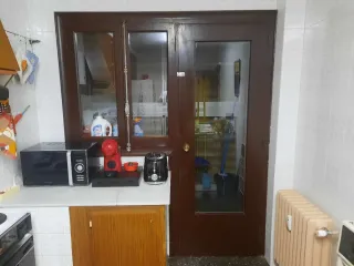 Puertas de madera oscura antigua