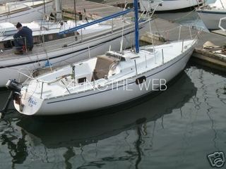 Barco de vela blanco