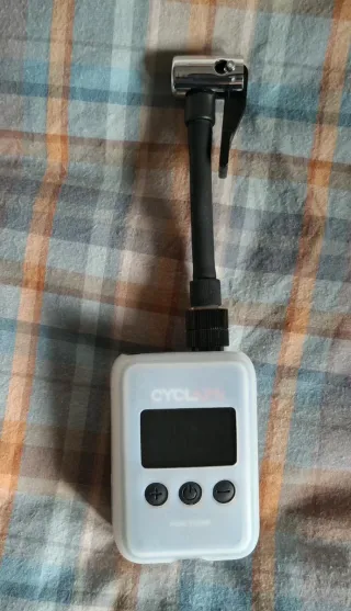 Mini bomba de aire para bicicleta.