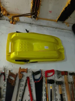 Trineo de plástico amarillo con frenos