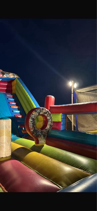 Castillo hinchable 10x10m con certificado anual.