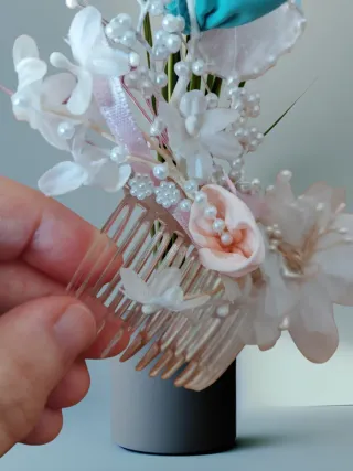 Acconciatura a tema floreale con pettine