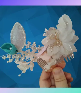 Acconciatura a tema floreale con pettine