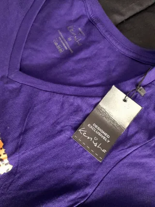 Camiseta morada con estampado de cactus