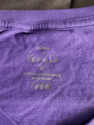 Camiseta morada con estampado de cactus