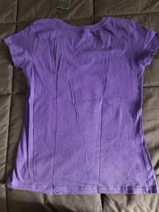 Camiseta morada con estampado de cactus