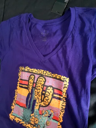 Camiseta morada con estampado de cactus