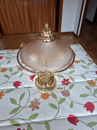 Lámpara de techo dorada y transparente