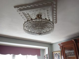 Lámpara de araña de cristal y metal