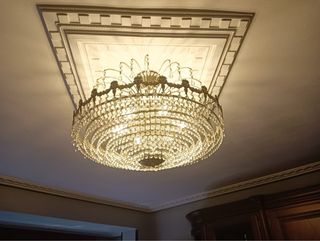 Lámpara de araña de cristal y metal