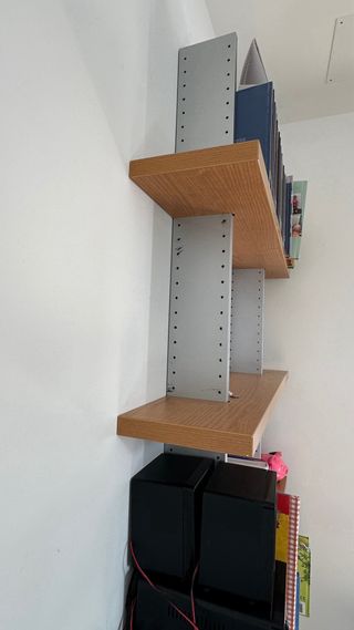 Estantería de madera y metal
