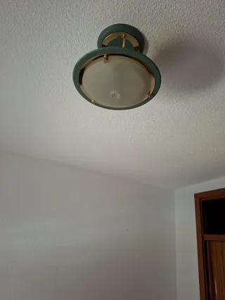 Lámpara de techo verde y dorada
