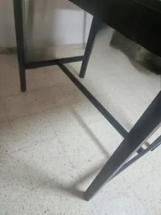 Mesa alta de salón con sillas