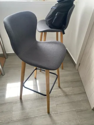 Mesa alta de salón con sillas